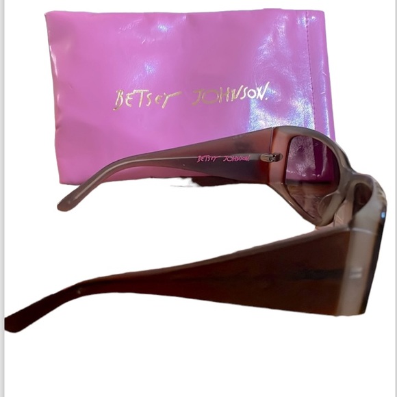 BETSEY JOHNSON➕Hot To Trot Sunglasses - Picture 3 of 6